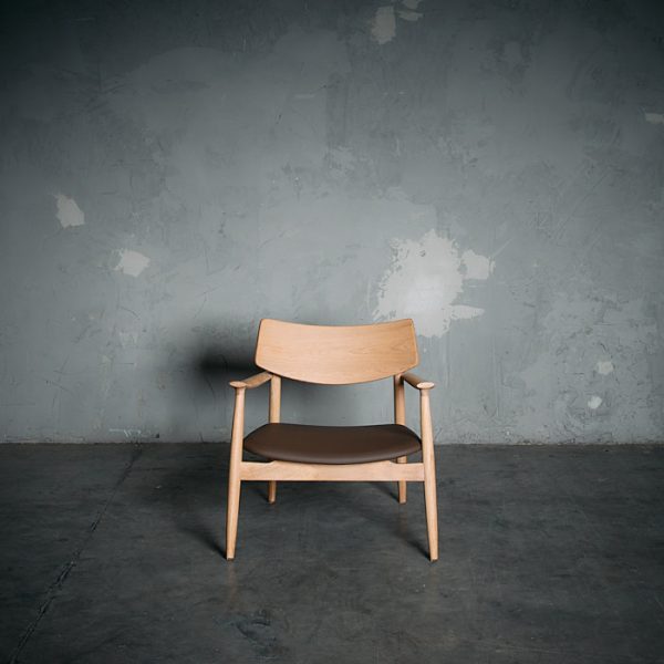 Poltrona Xiexie Natural Cuero Taupe