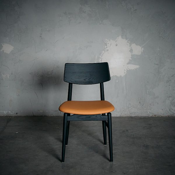 Silla Xiexie Negra Cuero Camel