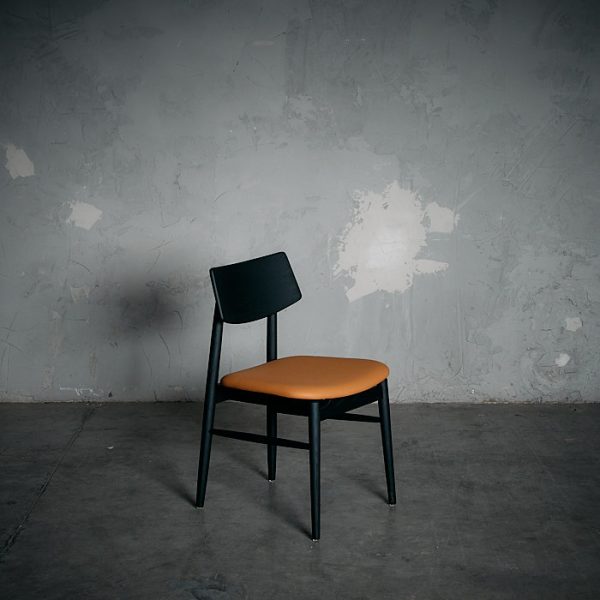 Silla Xiexie Negra Cuero Camel