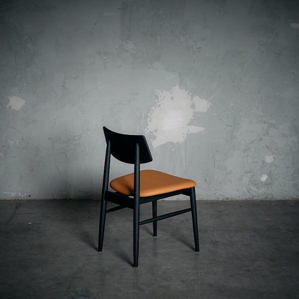 Silla Xiexie Negra Cuero Camel