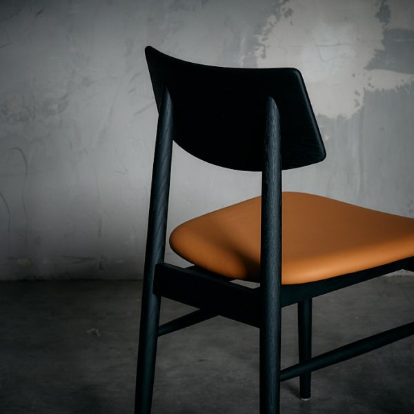 Silla Xiexie Negra Cuero Camel